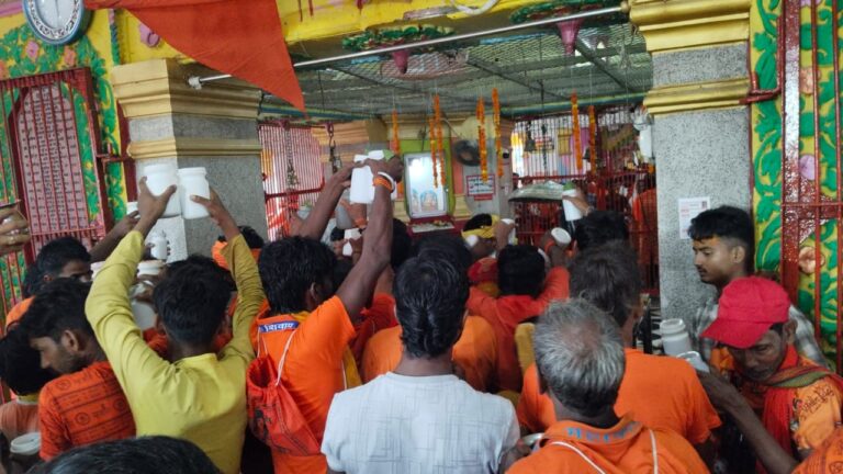 बस्ती में सावन के दूसरे सोमवार को भदेश्वरनाथ धाम में उमड़ा आस्था का सैलाब, गंगाजल लेकर पहुंचे कांवड़िए