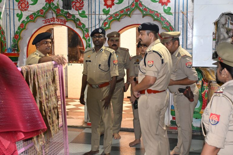 सावन सोमवार से पहले बांदा में पुलिस का हाई अलर्ट! DIG-SP ने किया रूट मार्च, भारी वाहनों पर रोक और डायवर्जन लागू