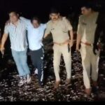 नोएडा में पुलिस मुठभेड़: हत्या के प्रयास का आरोपी बदमाश पैर में गोली लगने से घायल, सगा भाई भी गिरफ्तार