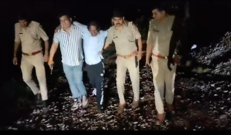 नोएडा में पुलिस मुठभेड़: हत्या के प्रयास का आरोपी बदमाश पैर में गोली लगने से घायल, सगा भाई भी गिरफ्तार