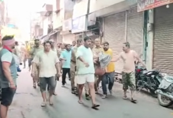 झांसी में बारिश के बीच जर्जर मकान का पिछला हिस्सा ढहा, मलबे में दबे दंपती; पत्नी की मौत