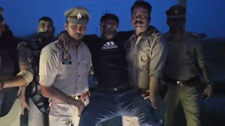 कानपुर में पुलिस से मुठभेड़, बाइक लूट का आरोपी आशीष उर्फ काशी पैर में गोली लगने के बाद गिरफ्तार