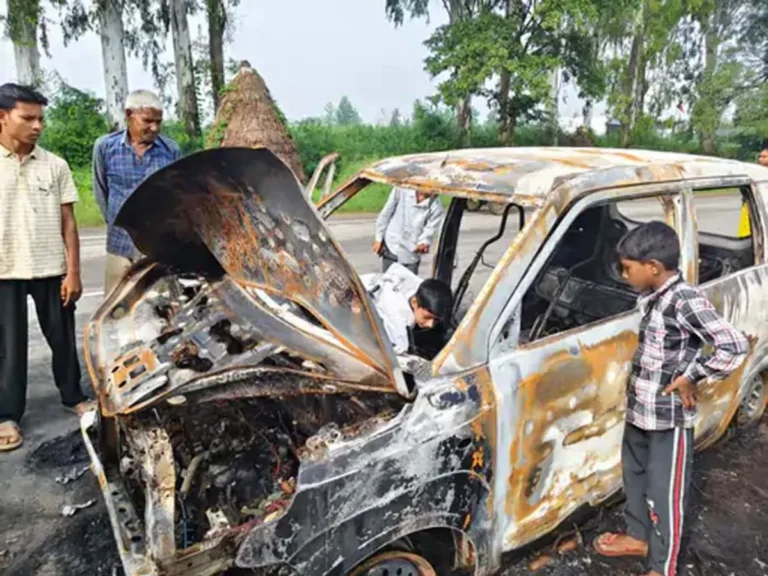 चरथावल में चलती CNG वैगनआर बनी आग का गोला, परिवार ने समय रहते कूदकर बचाई जान, कार जलकर राख