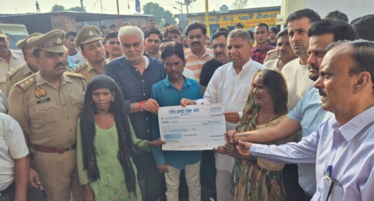 बिजनौर में नरभक्षी गुलदार ने छीन लिया 2 साल का रोहित, विधायक ओम कुमार ने परिवार को सौंपा ₹5 लाख का चेक