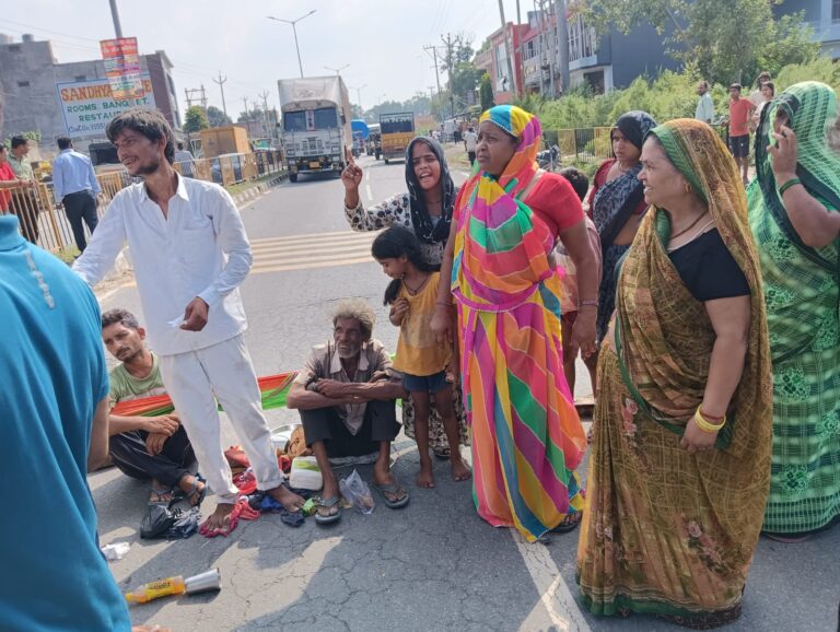 फर्रुखाबाद में प्रसव के दौरान जच्चा-बच्चा की मौत, परिजनों ने लगाया लापरवाही का आरोप; हाईवे जाम