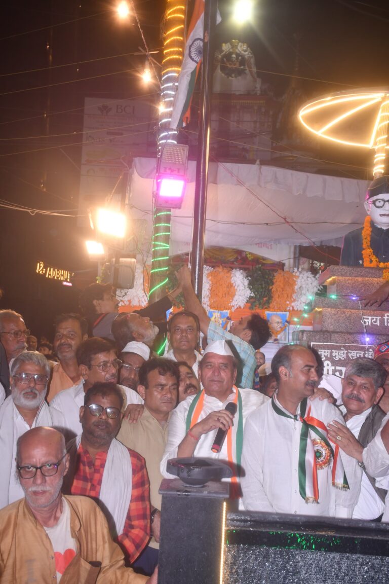 कानपुर में आधी रात फहराया तिरंगा, कांग्रेस ने निभाई आजादी के दौर से चली आ रही परंपरा