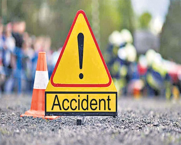 लोधेश्वर महादेवा जा रहे 3 युवकों की बाइक ट्रैक्टर-ट्रॉली से भिड़ी, दो की मौत; एंबुलेंस में देरी पर हंगामा