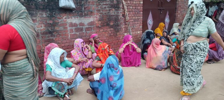 इटावा में खून से लाल हुआ मां-बेटी का घर! चारपाई पर मां और आंगन में बेटी का शव, धारदार हथियार बरामद