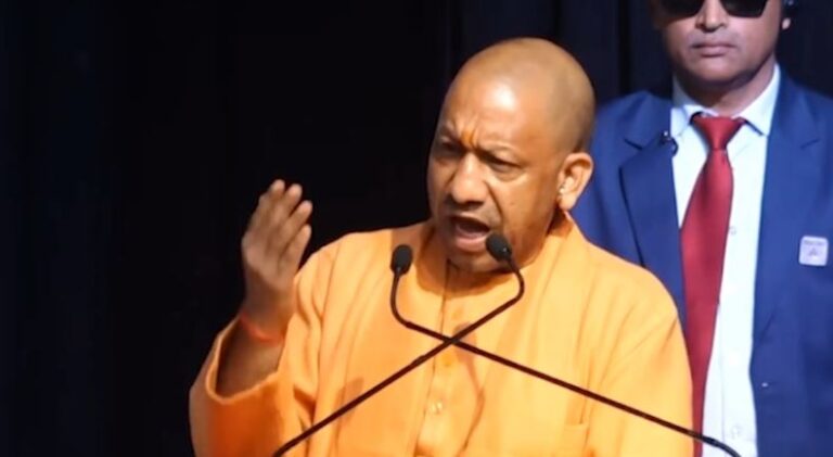 गोरखपुर में CM योगी का जनता दर्शन: 200 लोगों की सुनी फरियाद, बोले- परेशान मत हों, हर समस्या का होगा प्रभावी समाधान