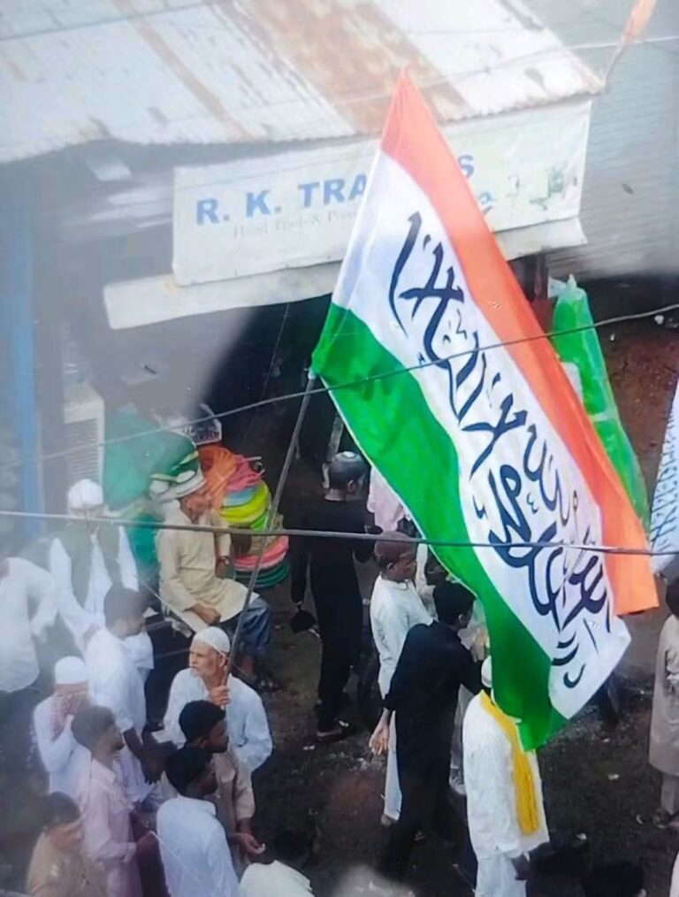 महोबा में बारावफात जुलूस पर बवाल! तिरंगे जैसे झंडे पर धार्मिक लिखावट का फोटो वायरल, पुलिस ने दर्ज किया केस