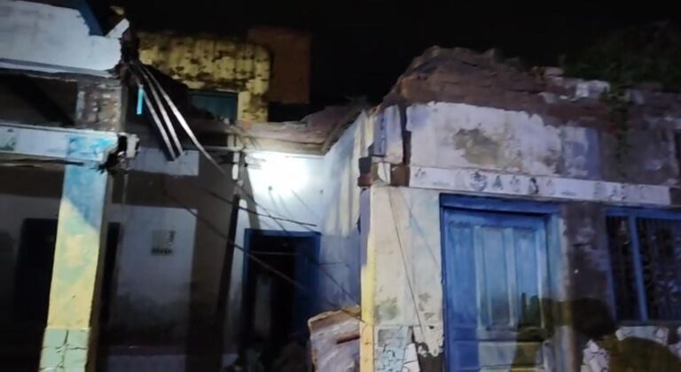 जौनपुर में बारिश का कहर! देर रात भरभराकर गिरा जर्जर मकान, गनीमत रही कोई हताहत नहीं