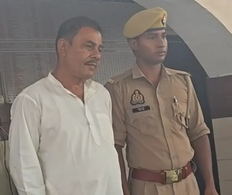 मुजफ्फरनगर में दीवार पर चढ़कर घर में घुस रहा था युवक, रोकने पर मचा बवाल; पुलिस ने मौके पर पहुंचकर आरोपी को हिरासत में लिया