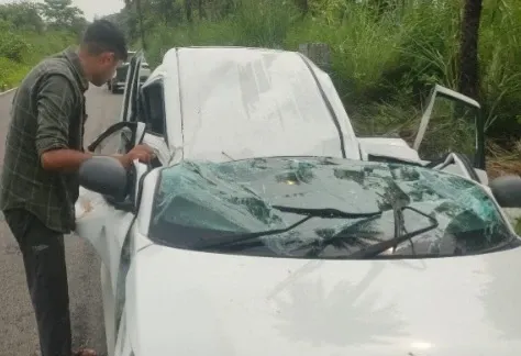 बारिश में मौत का सफर! हरिद्वार जा रही वैगनआर खजूर के पेड़ से टकराई, एक युवक की मौत और चार घायल