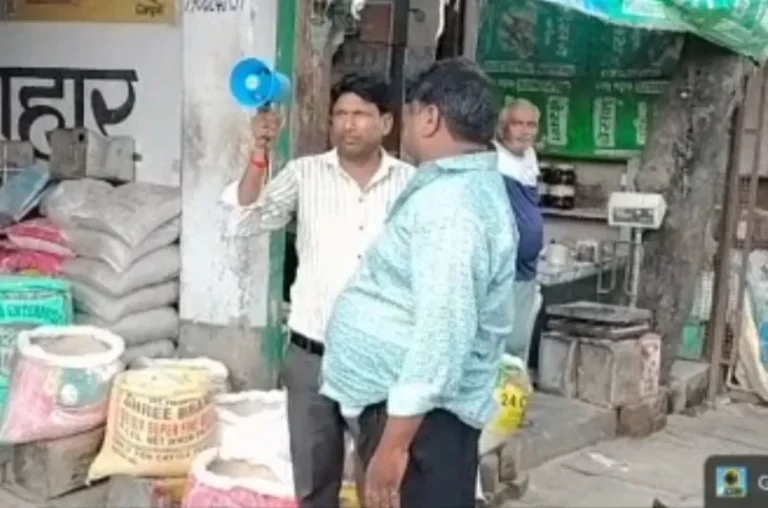 चरथावल में अतिक्रमण पर प्रशासन का चाबुक! सड़क किनारे कब्जे खुद हटाओ, वरना नगर पंचायत चलाएगी बुलडोजर अभियान