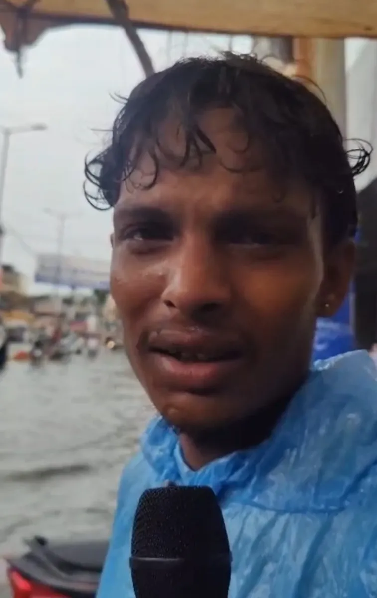मुजफ्फरनगर में बारिश का कहर: पानी में डूबा 45 हजार का मोबाइल, छलक पड़े विशाल के आंसू; बोला अब कैसे भरूंगा किस्तें?