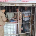 मुजफ्फरनगर में शराब दुकानों पर आबकारी विभाग का छापा: पॉश मशीन से बिक्री की जांच, गुप्त टेस्ट परचेज से पकड़ी ओवररेटिंग
