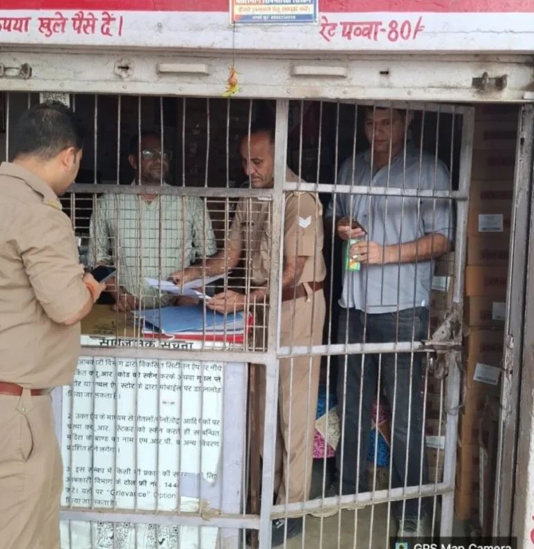 मुजफ्फरनगर में शराब दुकानों पर आबकारी विभाग का छापा: पॉश मशीन से बिक्री की जांच, गुप्त टेस्ट परचेज से पकड़ी ओवररेटिंग