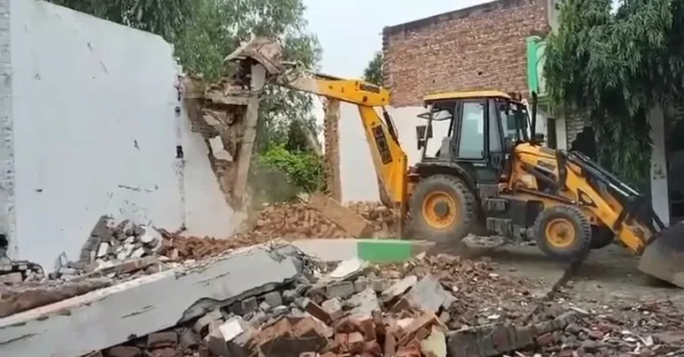 मुजफ्फरनगर में ग्राम सभा की जमीन पर बने मदरसे पर चला बुलडोजर, राजस्व अदालत के आदेश के बाद भारी पुलिस बल तैनात