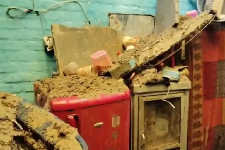 बारिश बनी आफत! खतौली में कच्चे मकान की छत भरभराकर गिरी, मलबे में दबे मासूम; बाल-बाल बची जान