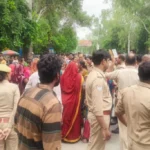 मुजफ्फरनगर में मंगल बाजार को लेकर बवाल! स्टेडियम गेट के बाहर दुकानें लगाने पर पुलिस ने खदेड़ा, महिलाओं ने किया विरोध