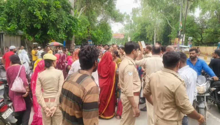 मुजफ्फरनगर में मंगल बाजार को लेकर बवाल! स्टेडियम गेट के बाहर दुकानें लगाने पर पुलिस ने खदेड़ा, महिलाओं ने किया विरोध