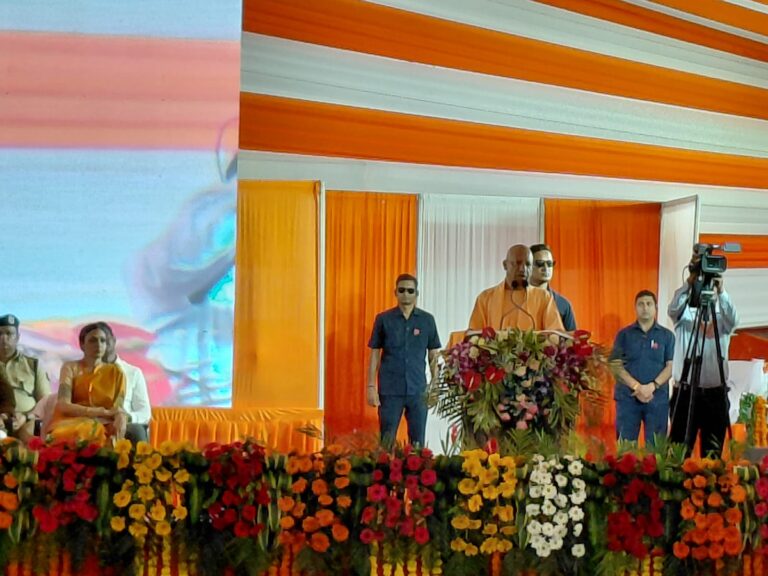 फर्रुखाबाद में बाढ़ के बीच सीएम योगी का हवाई सर्वे, 995 पीड़ितों को राहत सामग्री; बोले- हर हाल में जनता के साथ