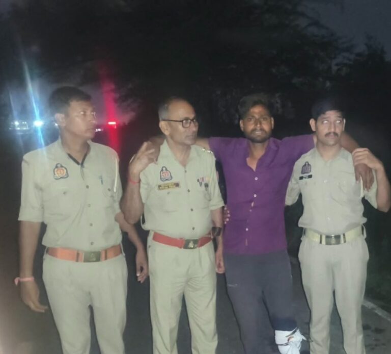 फिरोजाबाद में बिजली तार चोरी के आरोपी हिस्ट्रीशीटर का पुलिस से एनकाउंटर, पैर में लगी गोली; तमंचा-कारतूस और ₹5,200 बरामद