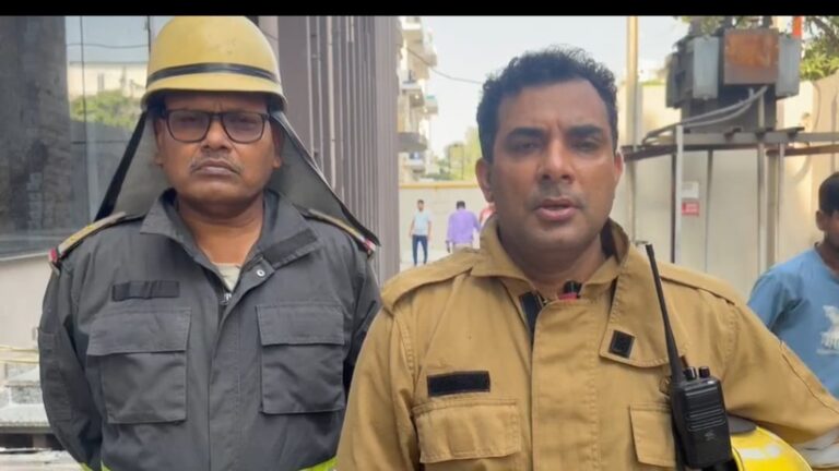 नोएडा में गारमेंट कंपनी की चौथी मंजिल पर भड़की भीषण आग! 8 दमकल गाड़ियों ने 3 घंटे में बुझाई लपटें, जनहानि नहीं