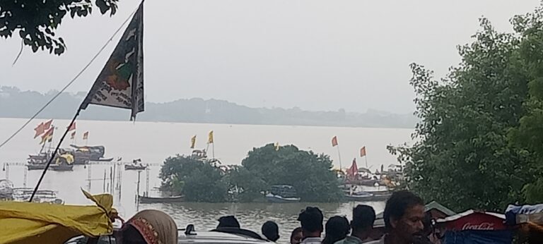 प्रयागराज में गंगा-यमुना के तेवर तल्ख, 24 घंटे में 20 सेंटीमीटर तक बढ़ा जलस्तर; प्रशासन अलर्ट