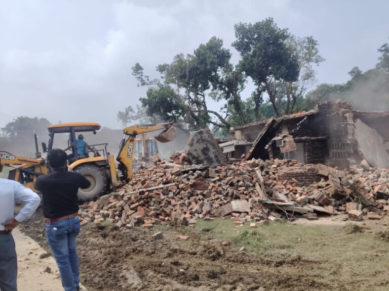 लखीमपुर खीरी में रेप आरोपी के अवैध मकान पर चला बुलडोजर! सरकारी रास्ते की जमीन पर था कब्जा