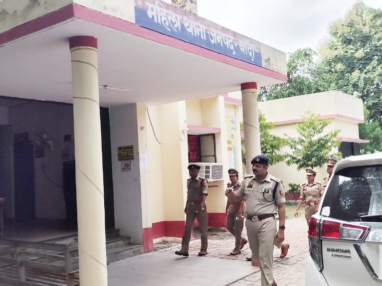 बांदा में GST इंस्पेक्टर पति पर दहेज प्रताड़ना का आरोप, 42 लाख की कार मांगने और मारपीट की शिकायत; केस दर्ज