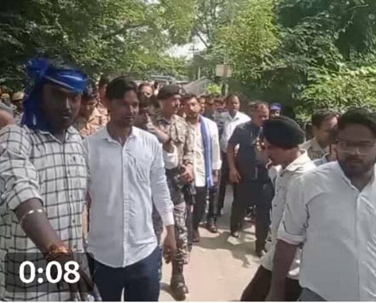 बाराबंकी में चंद्रशेखर आजाद को पुलिस ने रोका, विनोद साहनी के परिजनों से मिलने गोण्डा जा रहे थे; समर्थकों ने टोल बैरियर तोड़ा