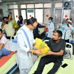 लखनऊ सिविल अस्पताल में ‘सेवा संकल्प अभियान’ का आगाज, डिप्टी CM ब्रजेश पाठक ने शुरू कराया रक्तदान शिविर; मरीजों को बांटे फल