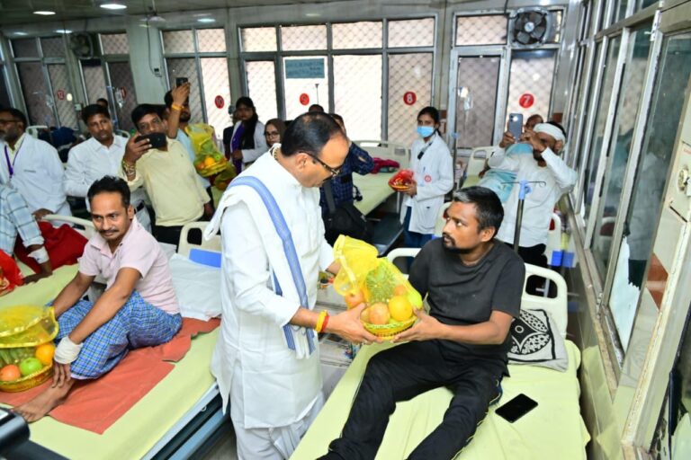 लखनऊ सिविल अस्पताल में ‘सेवा संकल्प अभियान’ का आगाज, डिप्टी CM ब्रजेश पाठक ने शुरू कराया रक्तदान शिविर; मरीजों को बांटे फल