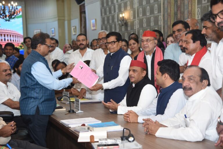 सपा के रामगोपाल यादव और धनराज नाथवानी ने भरा नामांकन, अखिलेश यादव रहे मौजूद