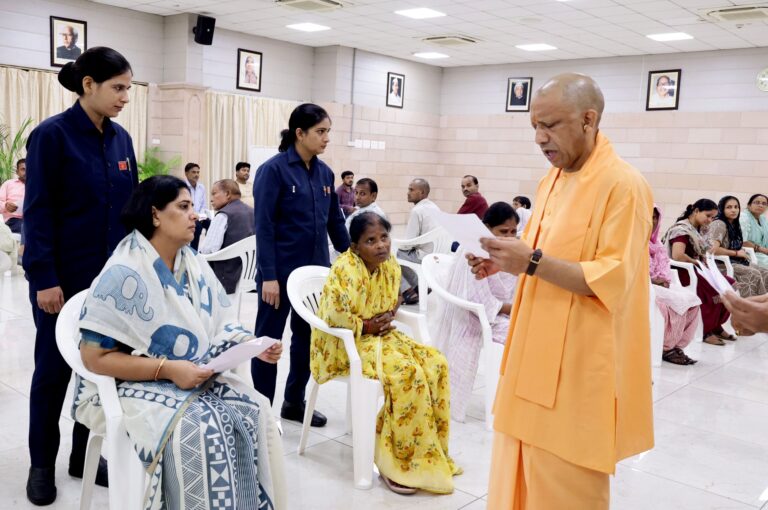 जनता दर्शन में CM योगी ने सुनी पीड़ितों की फरियाद, बोले- शिकायतों का संवेदनशीलता से हो निस्तारण; भू-माफिया पर सख्ती के निर्देश