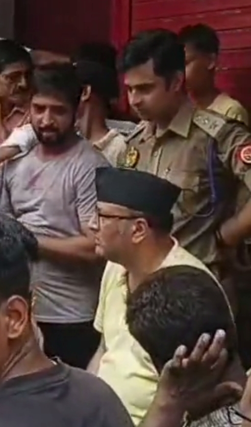 वाराणसी में सीवर जाम पर भड़का लोगों का गुस्सा! विधायक सौरभ श्रीवास्तव के पहुंचते ही लगे ‘मुर्दाबाद’ के नारे