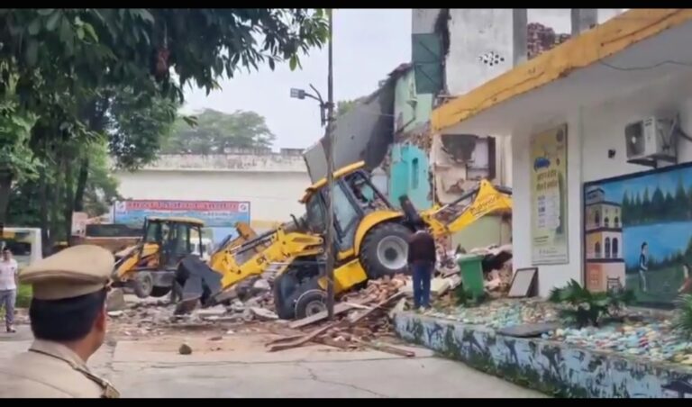 सहारनपुर में मस्जिद पर चला प्रशासन का बुलडोजर! भारी फोर्स तैनात, मौके पर जाने से पहले इकरा हसन हाउस अरेस्ट