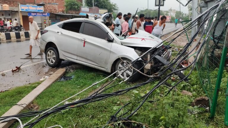 लखीमपुर में आधी रात दर्दनाक हादसा, ट्रांसफार्मर से टकराकर धू-धू कर जली कार; 3 की मौत, 3 गंभीर