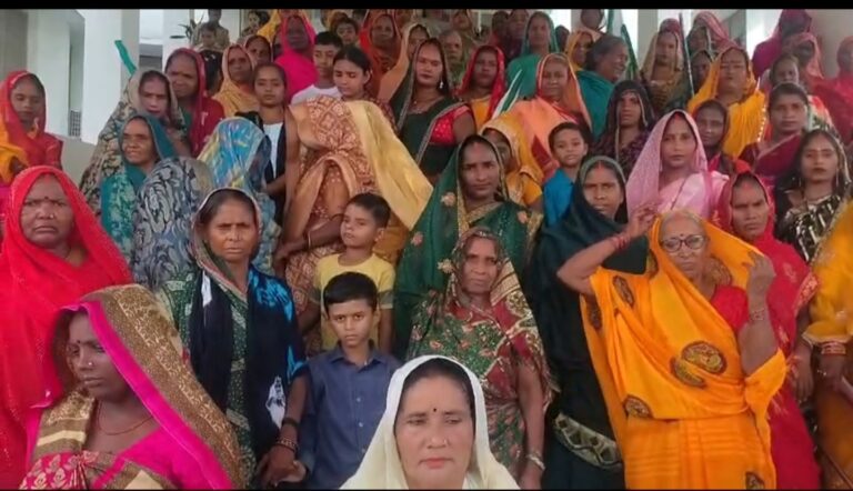 अमेठी में महिलाओं का धरना-प्रदर्शन, सरकारी योजनाओं में लापरवाही का आरोप; पुष्टाहार वितरण और आवारा पशुओं पर कार्रवाई की मांग