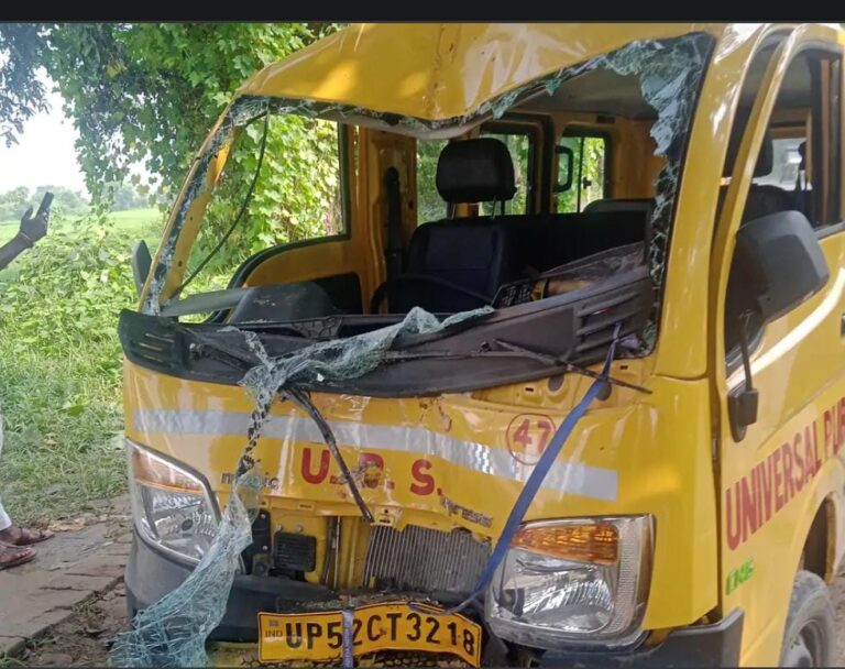 देवरिया में बच्चों से भरी स्कूल वैन पेड़ से टकराई, तीन छात्र-छात्राएं और चालक घायल; अस्पताल में भर्ती