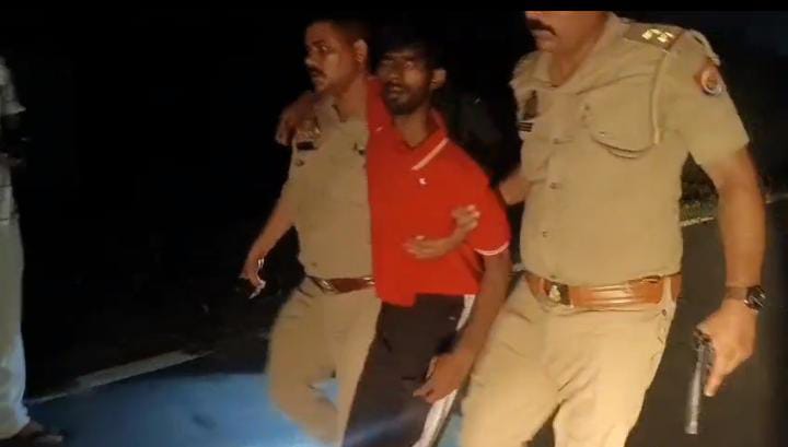 प्रयागराज में बदमाशों से पुलिस की मुठभेड़! एक को लगी गोली, 3 साथी गिरफ्तार; लूट की कार, पिस्टल-तमंचा और बाइक बरामद