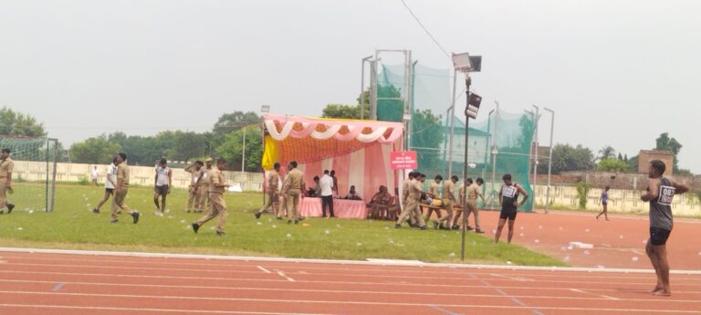 जौनपुर में होमगार्ड भर्ती की दौड़ में हादसा, 4 अभ्यर्थी गिरे; दो के पैर में फ्रैक्चर, मेडिकल कॉलेज में भर्ती
