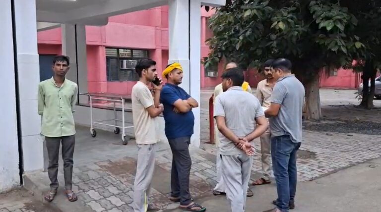 बागपत में बड़ा हादसा! ओवरटेक करते ही अनियंत्रित ट्रक श्रद्धालुओं की बस पर पलटा, 9 घायल