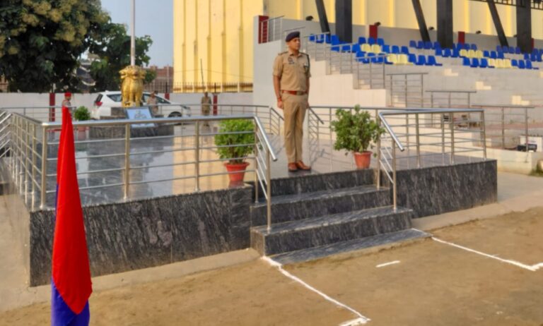 गोरखपुर में एसएसपी ने किया साप्ताहिक परेड का निरीक्षण, पुलिसकर्मियों की फिटनेस और अनुशासन पर जोर