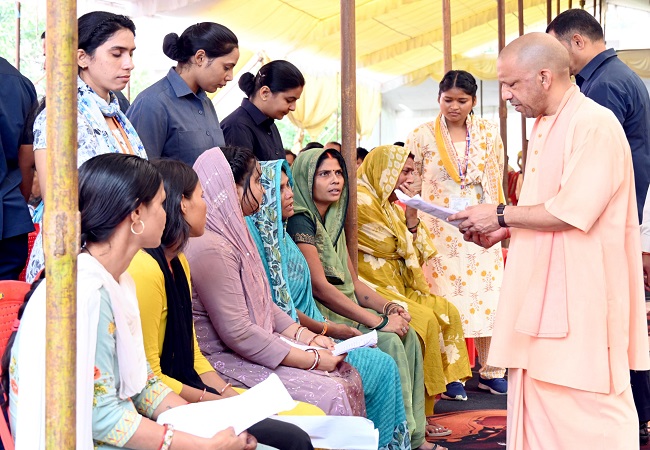 गोरखपुर में CM योगी का जनता दर्शन! करीब 150 लोगों की सुनी फरियाद, भू-माफिया पर सख्त कार्रवाई के निर्देश