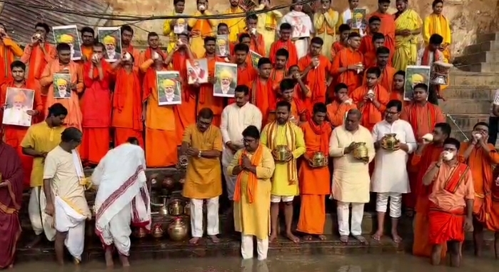 PM मोदी के 76वें जन्मदिन पर काशी में 76 बटुकों ने किया गंगा का दुग्धाभिषेक, 76 लीटर दूध-केसर जल से पूजन