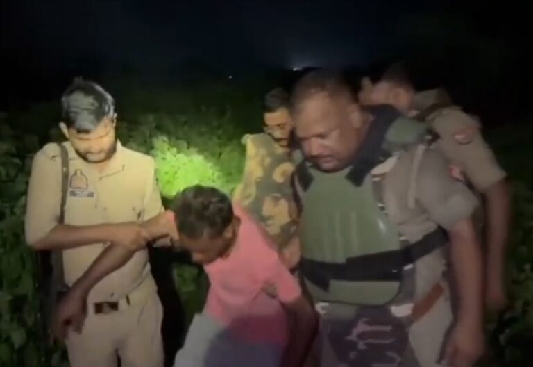 मीरजापुर में चेन स्नेचिंग के आरोपियों से पुलिस की मुठभेड़! एक के पैर में लगी गोली, दो गिरफ्तार; तमंचे-कारतूस बरामद