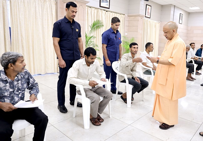 जनता दर्शन में CM योगी ने सुनी फरियाद, रायबरेली के बुजुर्ग की पीड़ा पर हुए गंभीर; जमीन कब्जाने वालों पर सख्त कार्रवाई के निर्देश