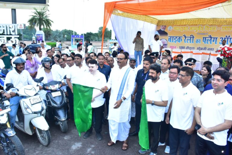 आयुर्वेद दिवस पर लखनऊ में निकली बाइक रैली, ब्रजेश पाठक और दयाशंकर मिश्र ने दिखाई हरी झंडी